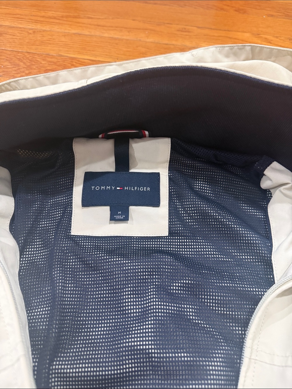 Tommy Hilfiger Men's Off-White Hooded Windbreaker with Iconic Flag - Picture 4 of 4